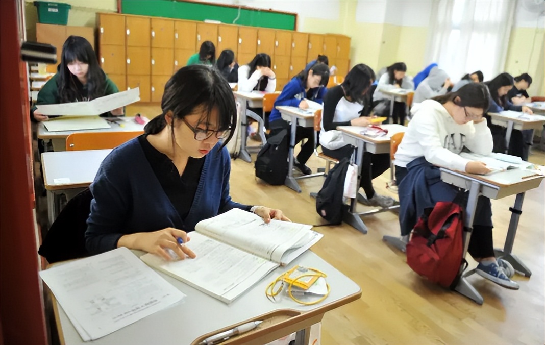 “考试蒙也别想蒙”，大学教授建议取消高考选择题，引发家长热议