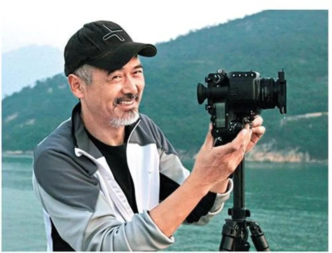 66岁周润发现身海鲜档，大方给店员红包，皱纹明显仍难掩男神气质