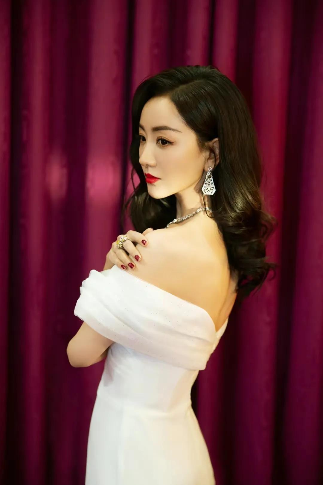 杨蓉曼妙美照