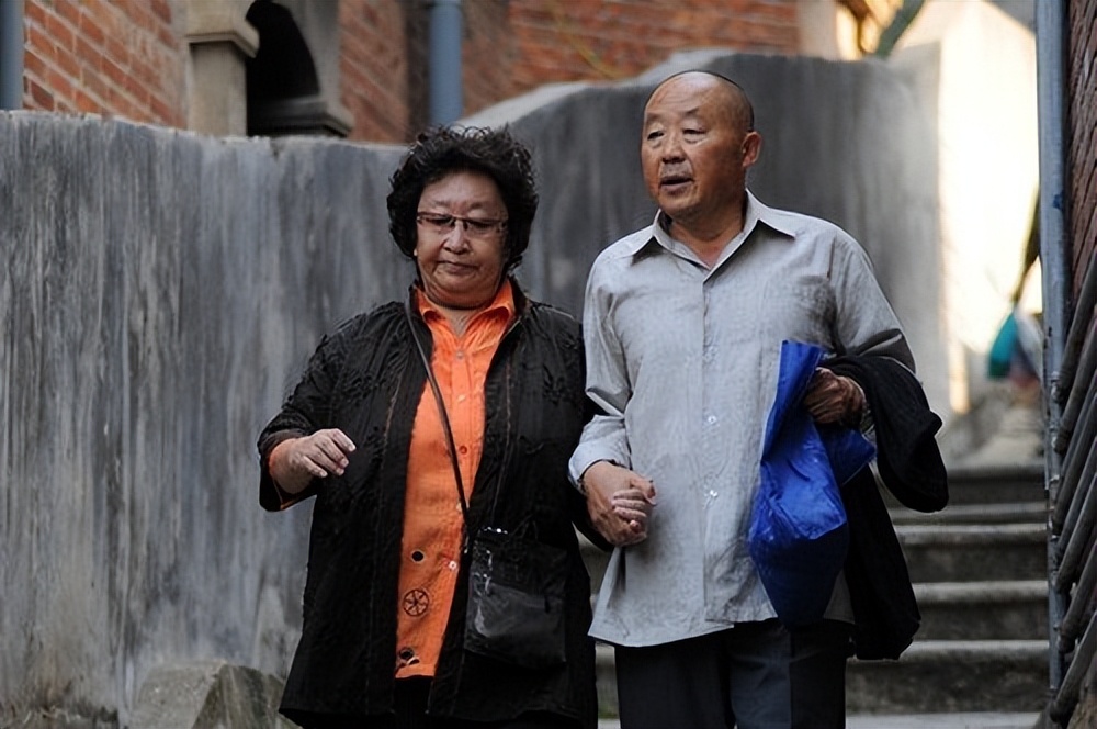 演了几十年配角的老戏骨，65岁才担任主角，如今73岁婚姻成谜