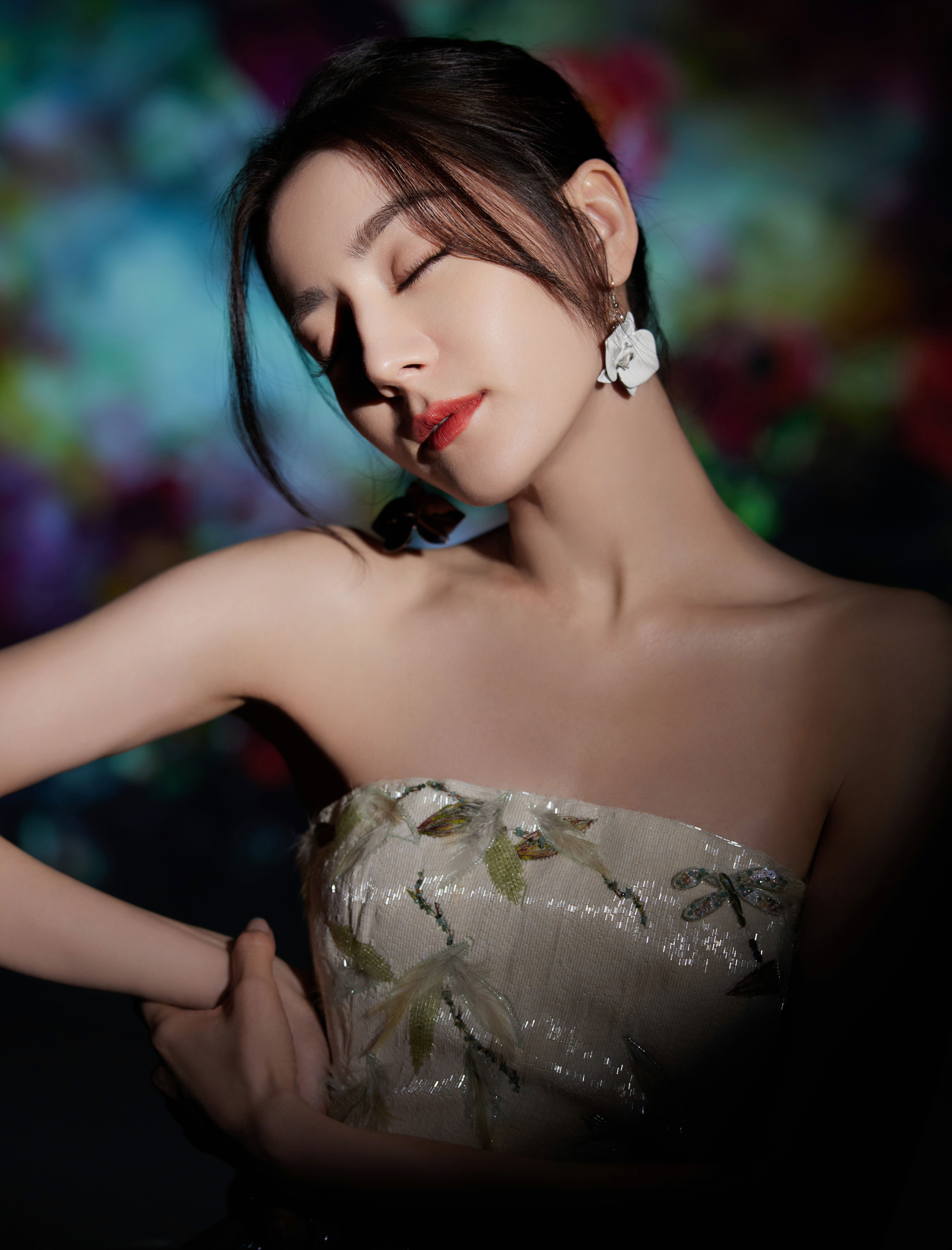 迪丽热巴不修边幅逛商场,手里提满奢侈品,边走边掏耳朵不顾形象