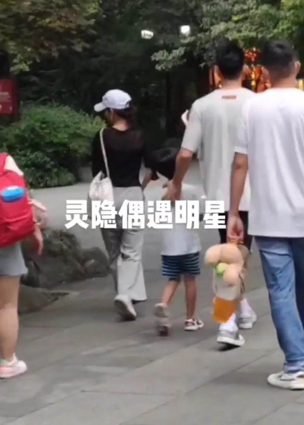 偶遇张嘉倪买超夫妇带娃出游，一家四口其乐融融，互动温馨有爱