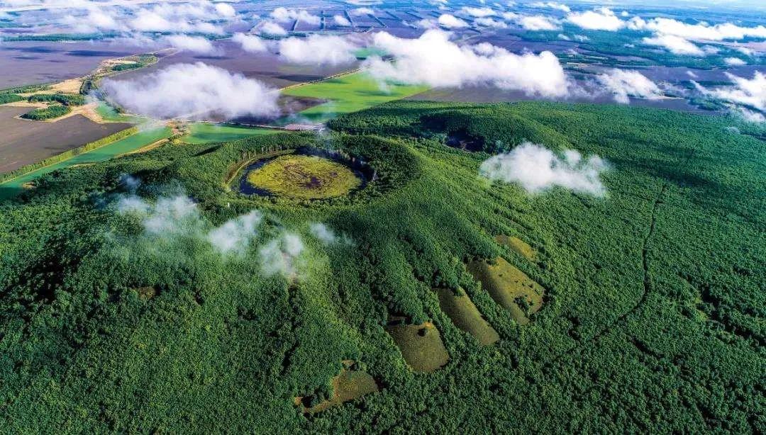 五大連池的14座火山呈井字形排列,名稱是藥泉山,臥虎山,筆架山,南北格