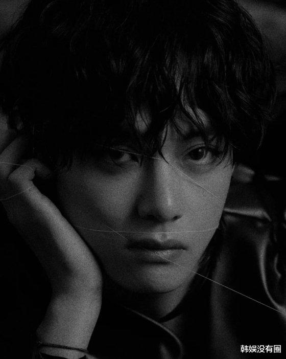 金泰亨,在这次公开的照片中展示了鲜明的五官和深邃的眼神,加上黑白
