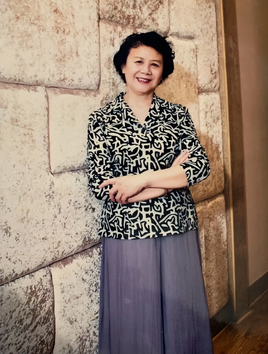 石钟琴：饰演“白毛女”爆红，恋人苦等她十年，今77岁仍热爱舞蹈