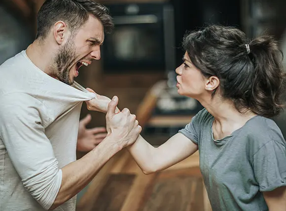 原配当街打“小三”，丈夫护“三”心切，网友喊话原配：打错人了