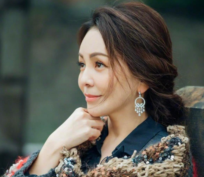 天生一张养尊处优的脸，自带贵妇气场，这6位“妈妈专业户”厉害