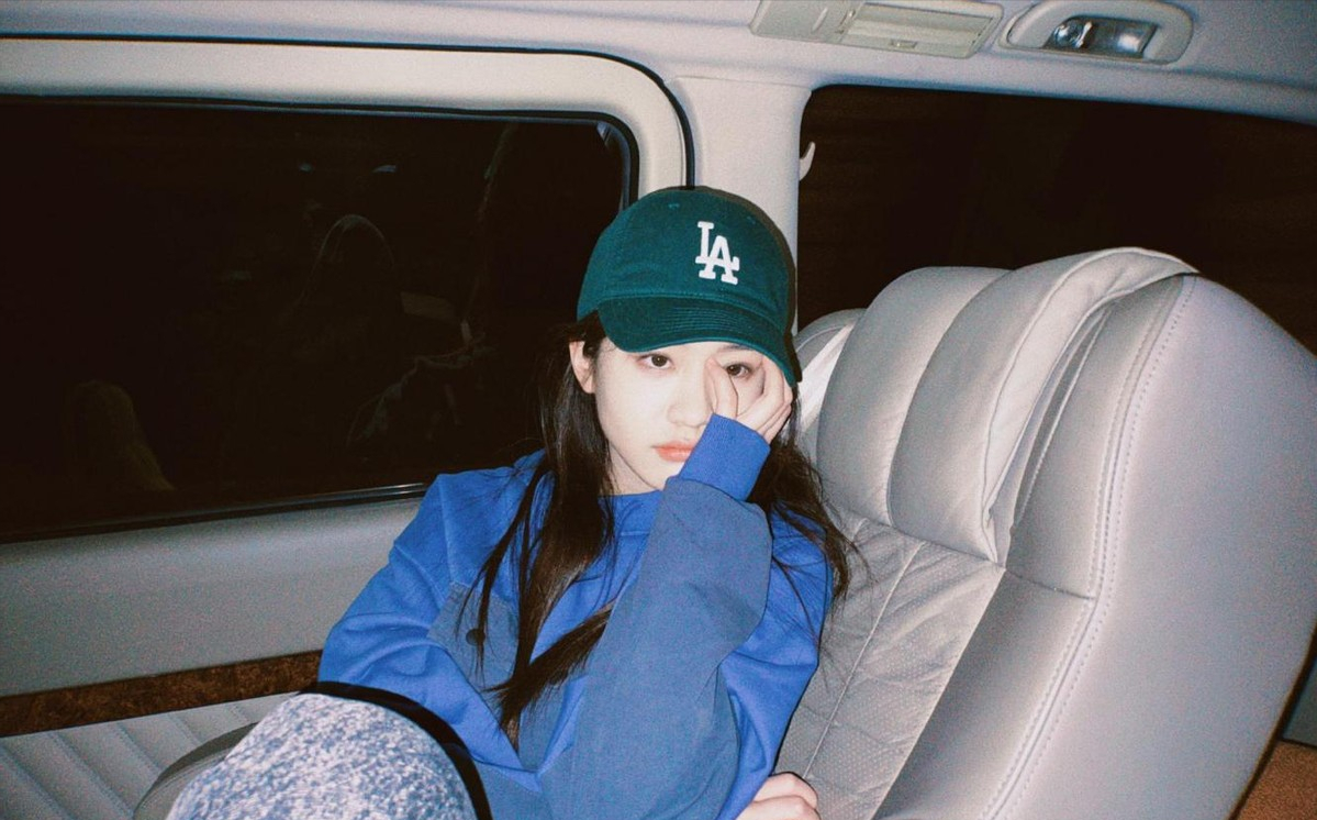 《小敏家》黄磊女儿向涵之，穿衬衫配百褶裙，有清纯大学生那味了