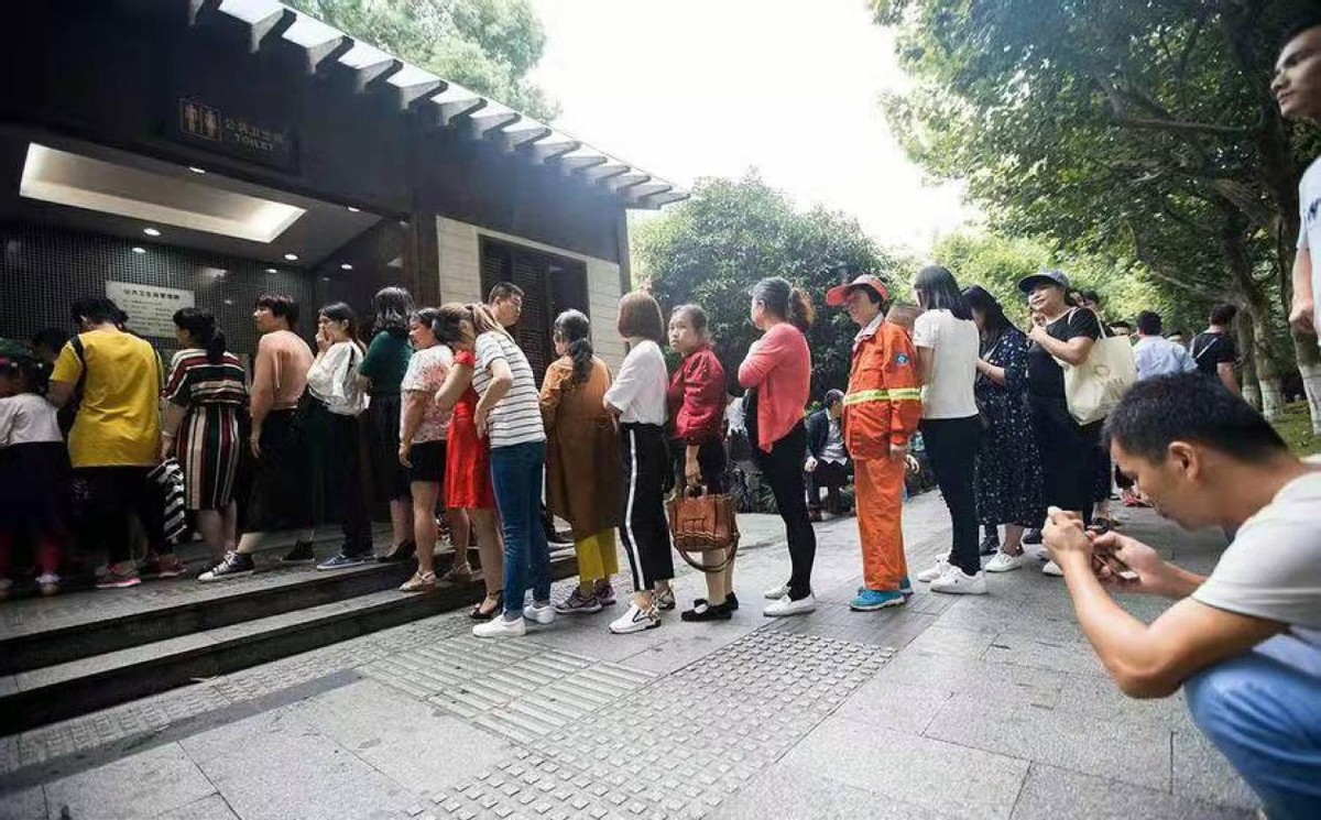 女性在外如厕难？她们在里面做什么？为何要确保女厕位多于男厕？