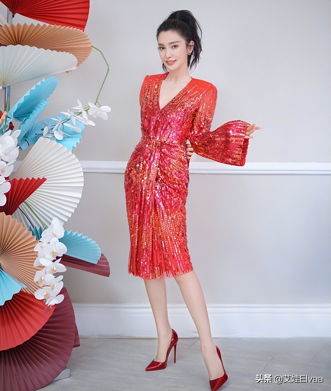 李冰冰成香港回归晚会大赢家，穿套装美成央视脸，新造型彻底封神