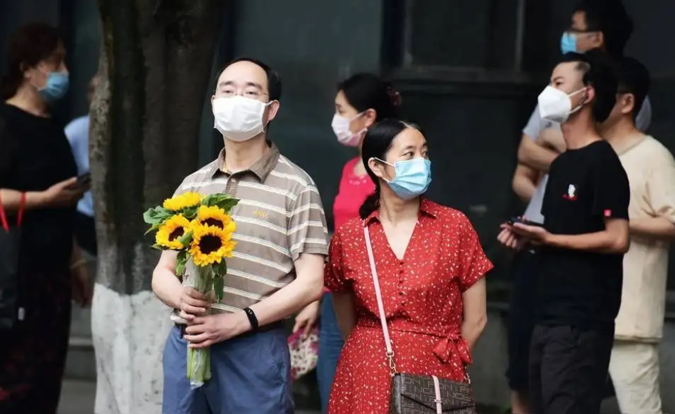 家长陪同高考时，要不要准备旗袍和鲜花，老师坦言不是你想的那样