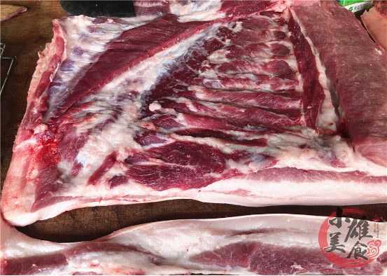 上五花指猪前排剔除后留下的大块肉,这个部分的五花肉主要呈现为两层