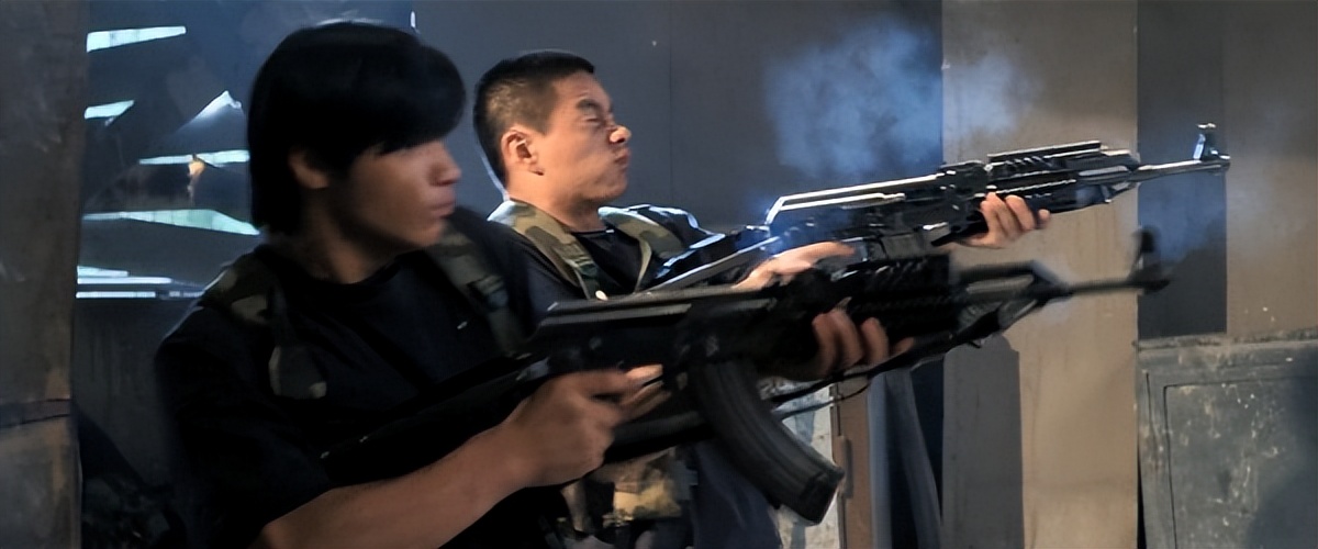 吴京硬汉枪战动作片《战狼》武器解析盘点
