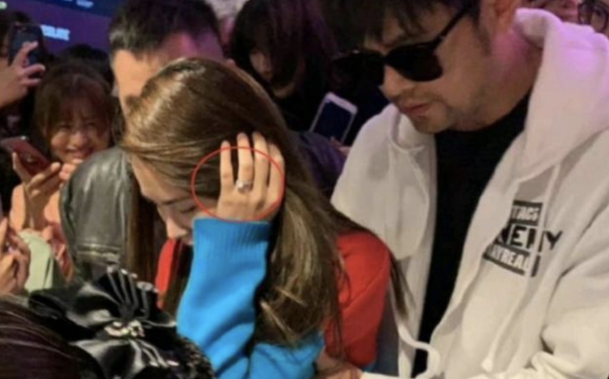 昆凌晒六个月孕肚照，穿风衣巧遮腹部，素颜清纯婚戒抢镜