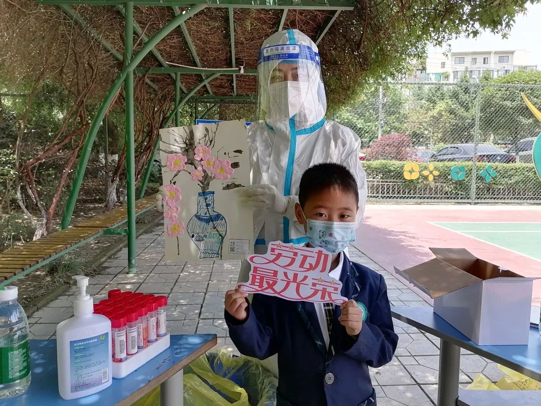 南湖小学一年级结合学生实际情况开展丰富多彩的劳动教育实践活动