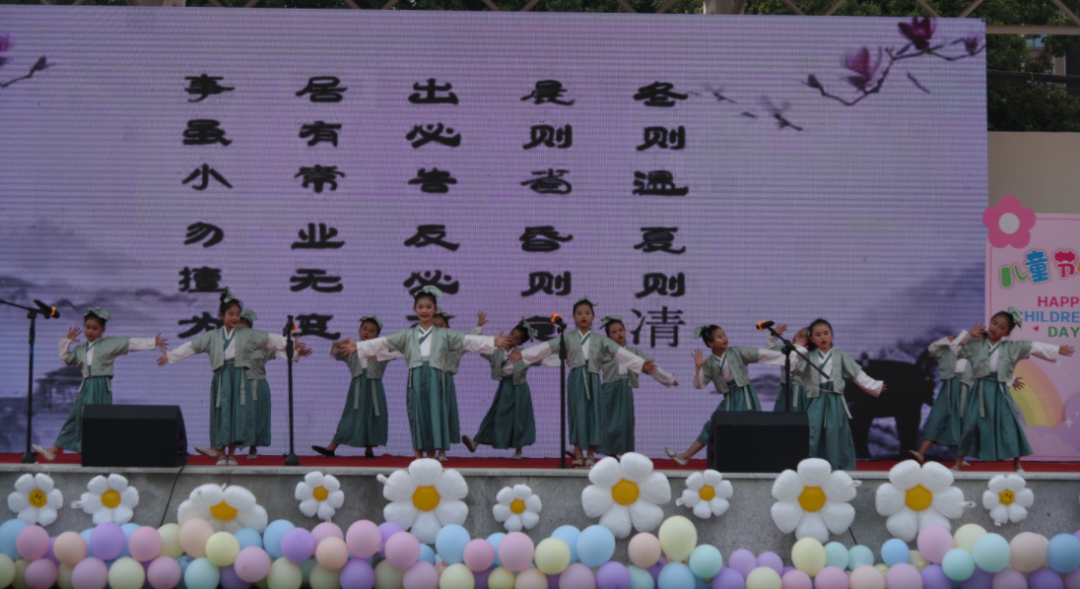 棠湖小学（南区）隆重举行庆祝“六一儿童节”文艺汇演暨颁奖典礼