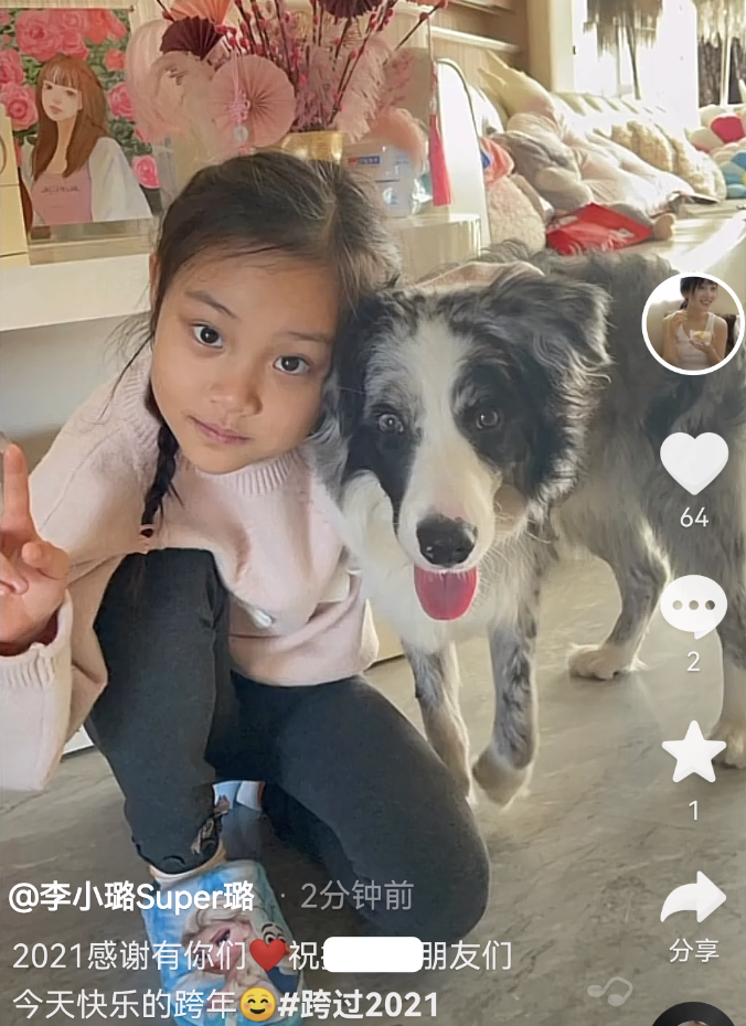 李小璐懒理新恋情传闻，晒照回顾2021，母女拍故宫写真温情满满