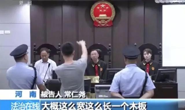 3年前男子狂扇老师，老师直说对不起，男子：记得以前咋削我的吗