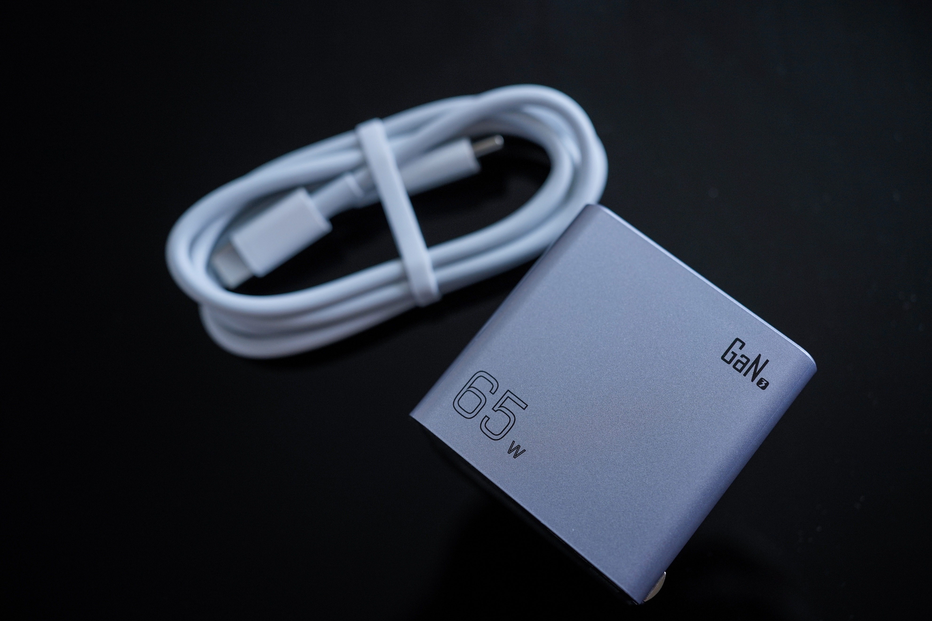 第三代GaN技术：氘锋能量块65W四口氮化镓充电头体验