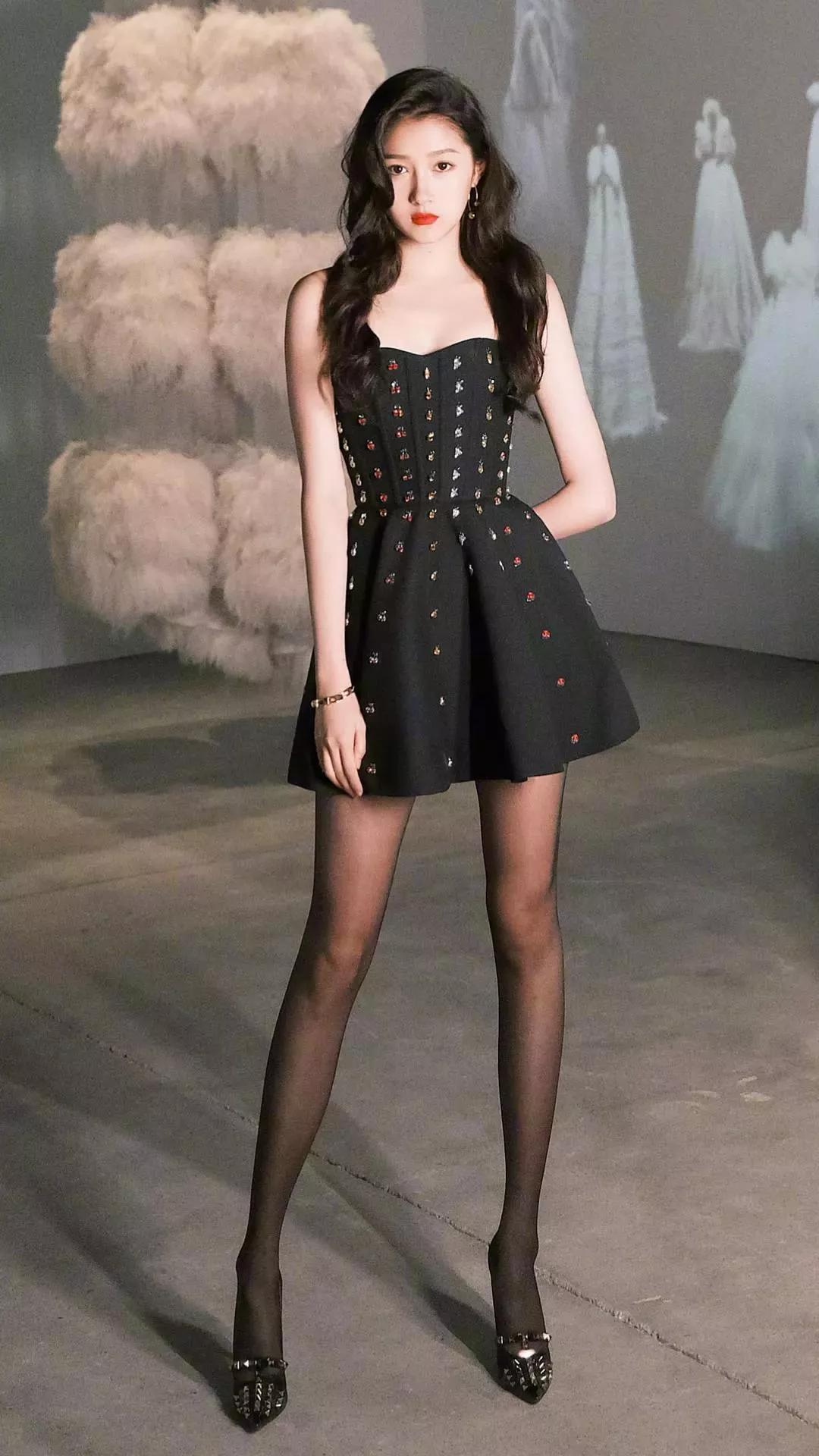 关晓彤穿着短裙露出细长的腿那一刻不愧是国民闺女