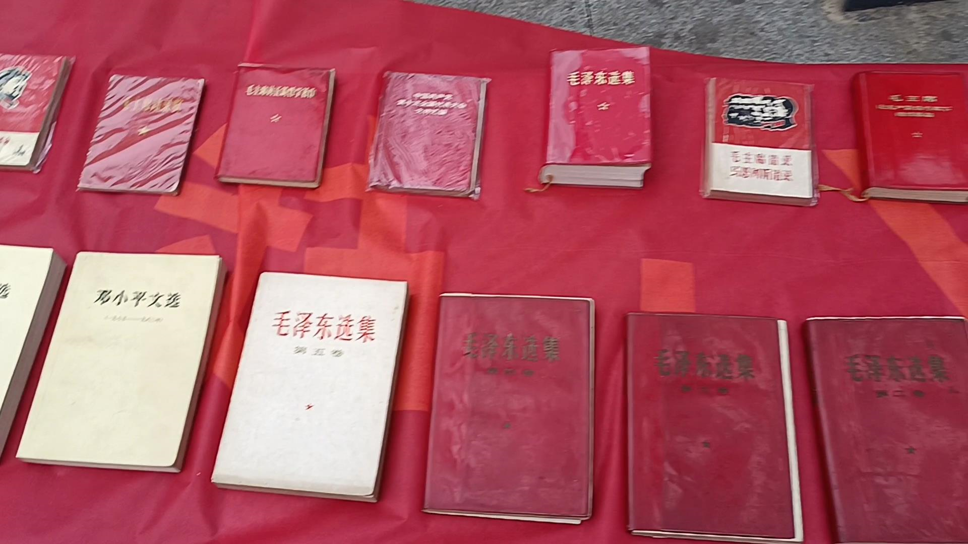 湖北鄂州市民前往市中心毛泽东主席铜像广场纪念毛泽东诞辰128周年