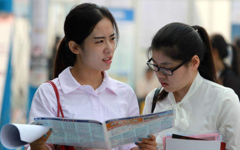 女大学生创业失败住桥洞，寒风中不忘学习，但小细节“出卖”了她