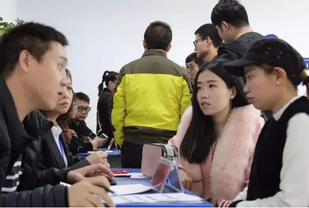“抱歉，超過35歲我們不要”，研究生求職被拒，HR的話現實又扎心