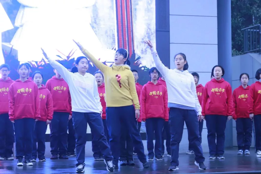 偶像谷爱凌、挑战擦皮鞋、一起向未来！成都开学第一天，太会玩了