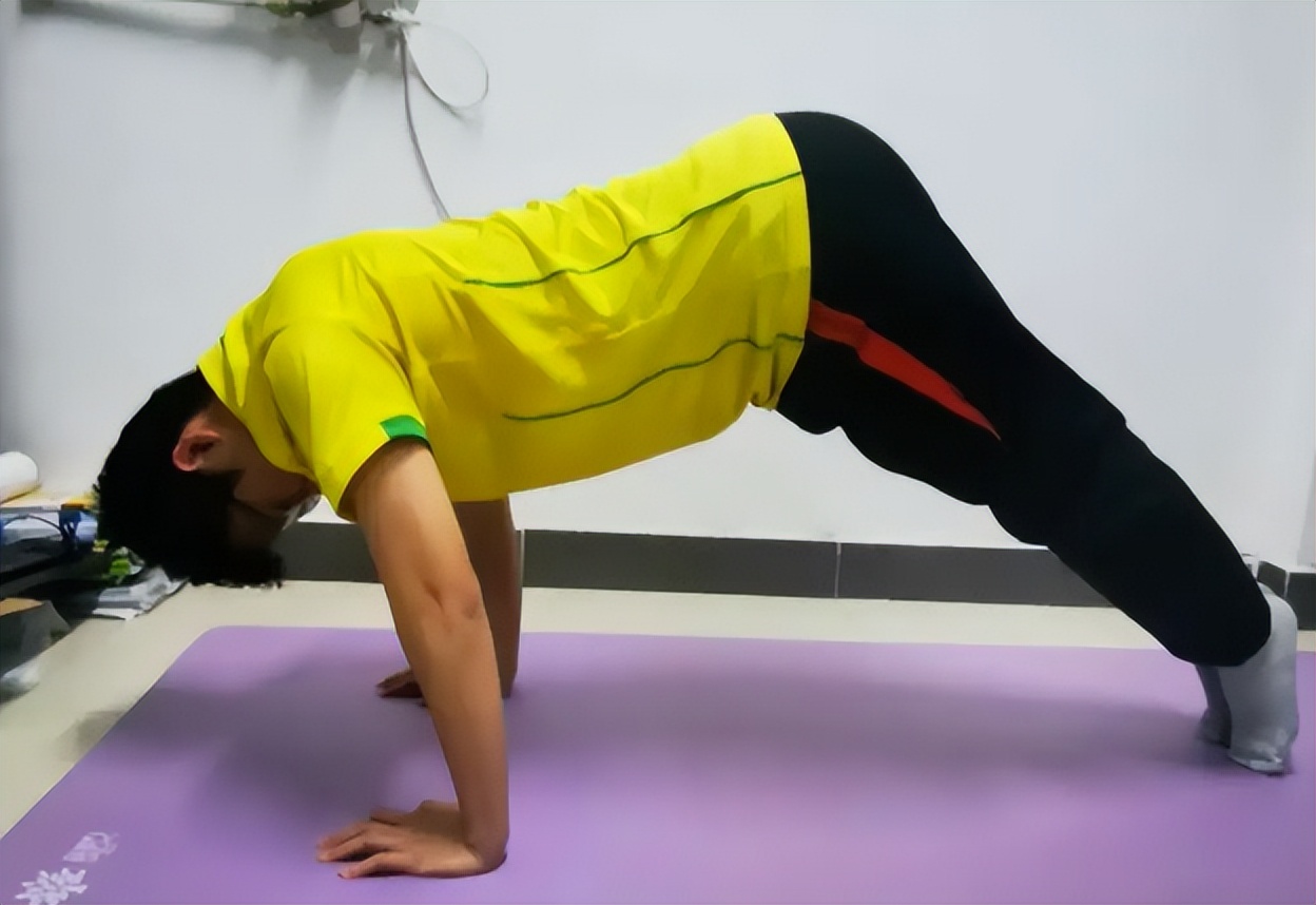 女大学生在宿舍锻炼体能，舞蹈生变“武术生”，网友评论令人捧腹