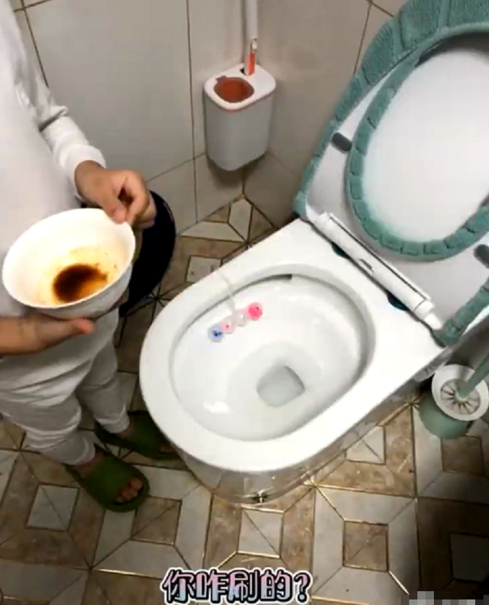 马桶迎来高光时刻，被学生当成洗碗机，场面一度有些失控