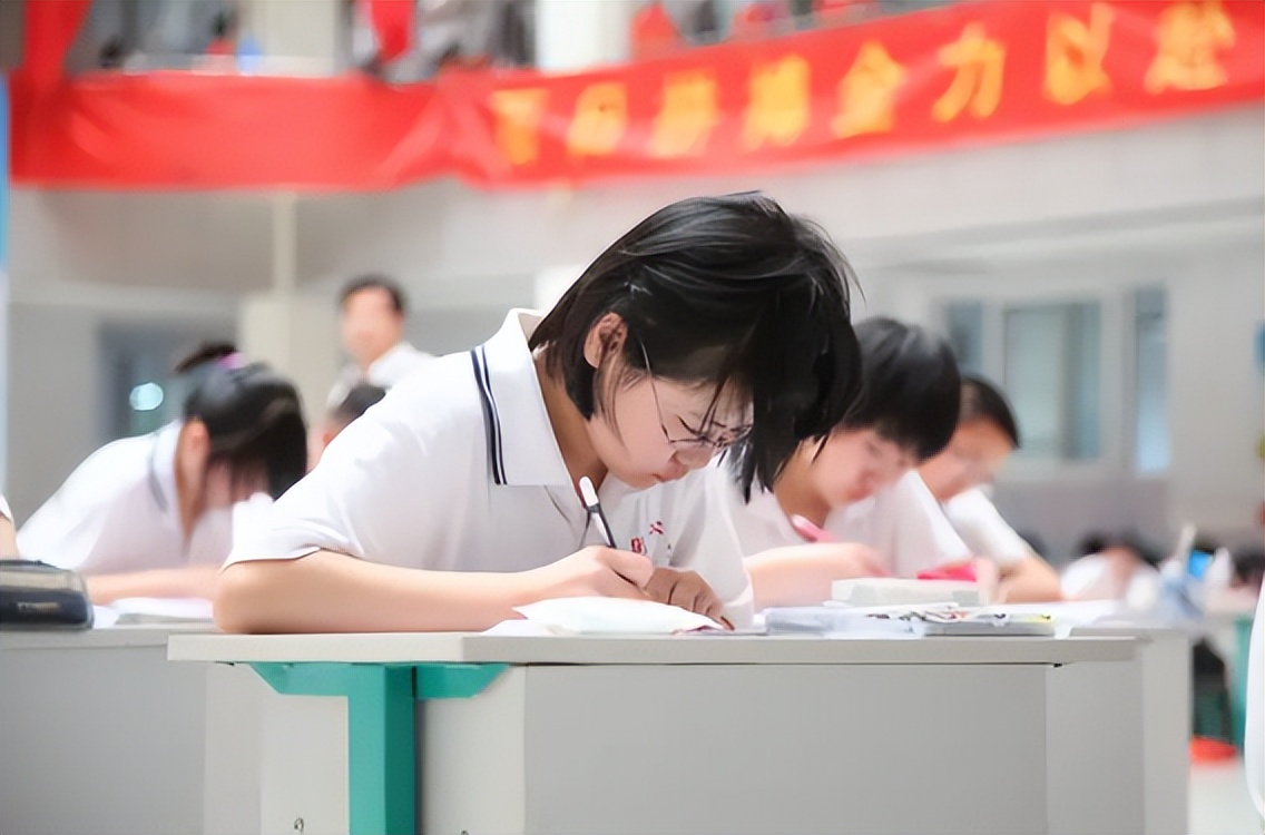 “考试蒙也别想蒙”，大学教授建议取消高考选择题，引发家长热议