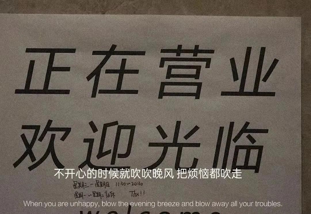 适合强颜欢笑时发的图片文案