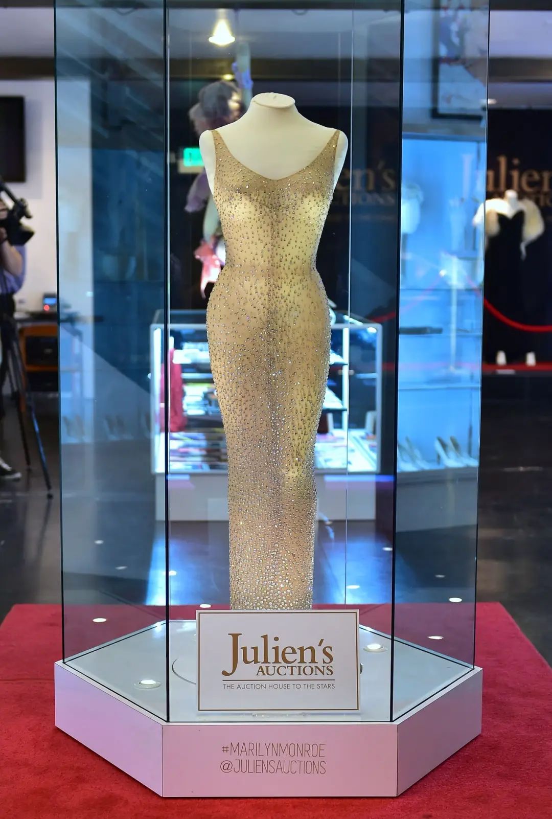 “被穿坏”的百万美金古董裙，到底是谁的错？