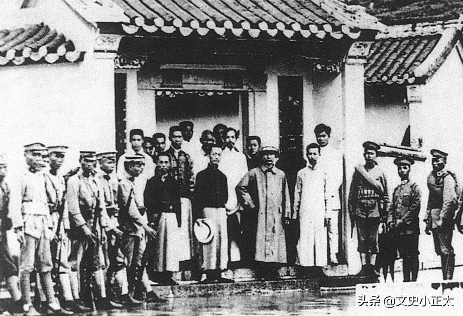 至今仍健在的开国元帅夫人，如今95岁高龄仍健朗，孙女成为歌星