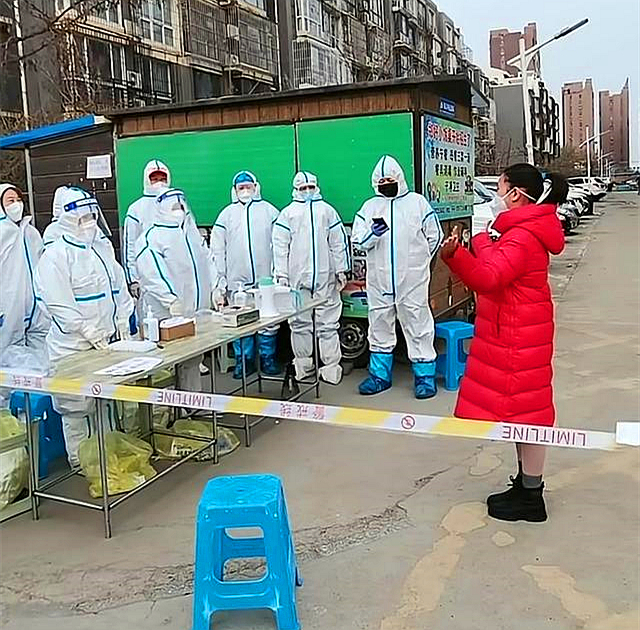 把检测点当秀场？家长让孩子给“大白”跳舞，还在一旁不停拍照