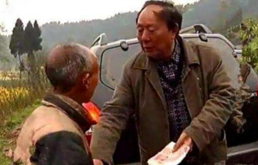 女大学生被卖山村老汉，关猪圈17年，亲爹找来为啥却给老汉一沓钱