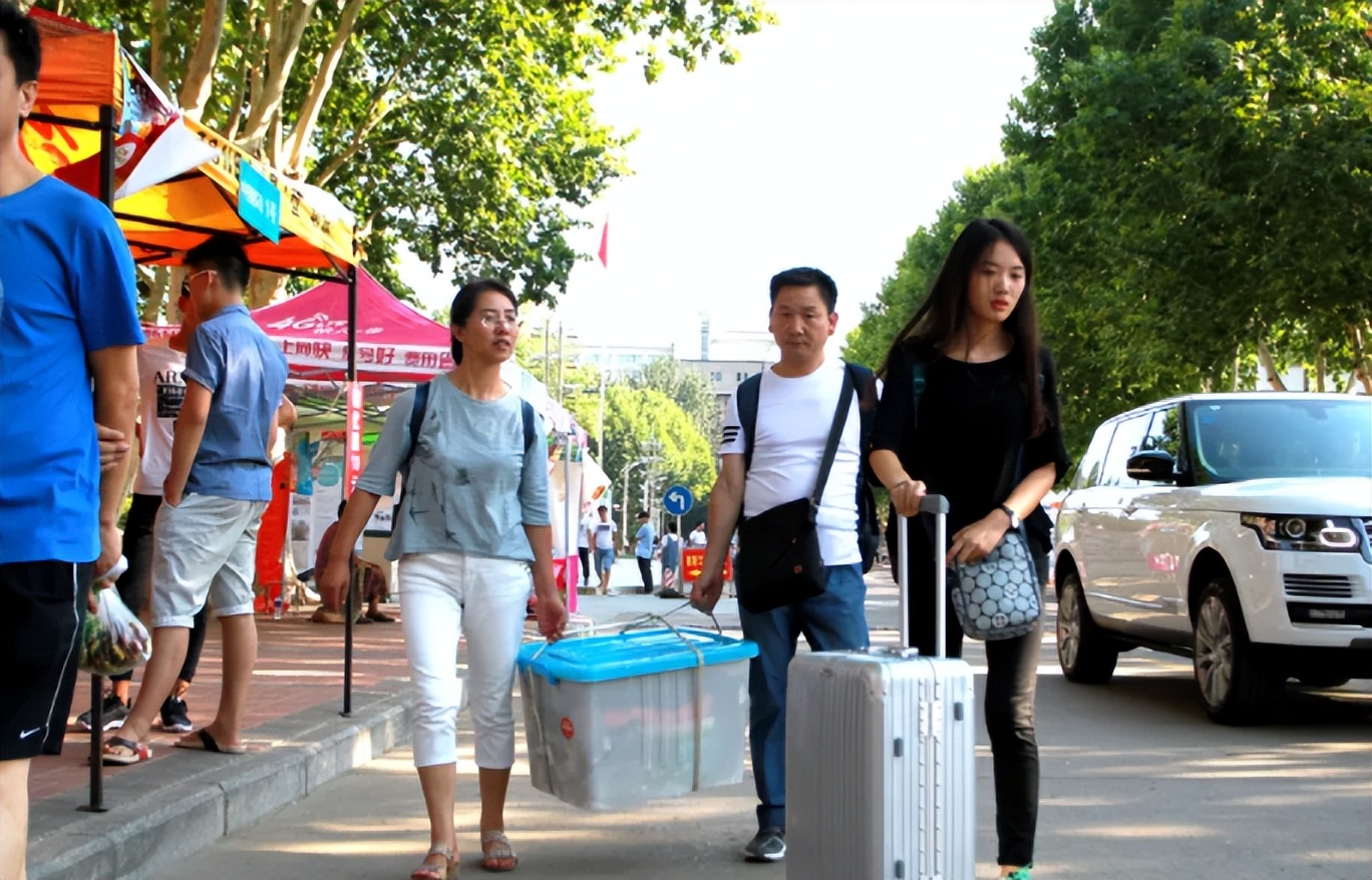 为啥上大学后，学生除了要生活费很少主动联系父母？心酸却是常态