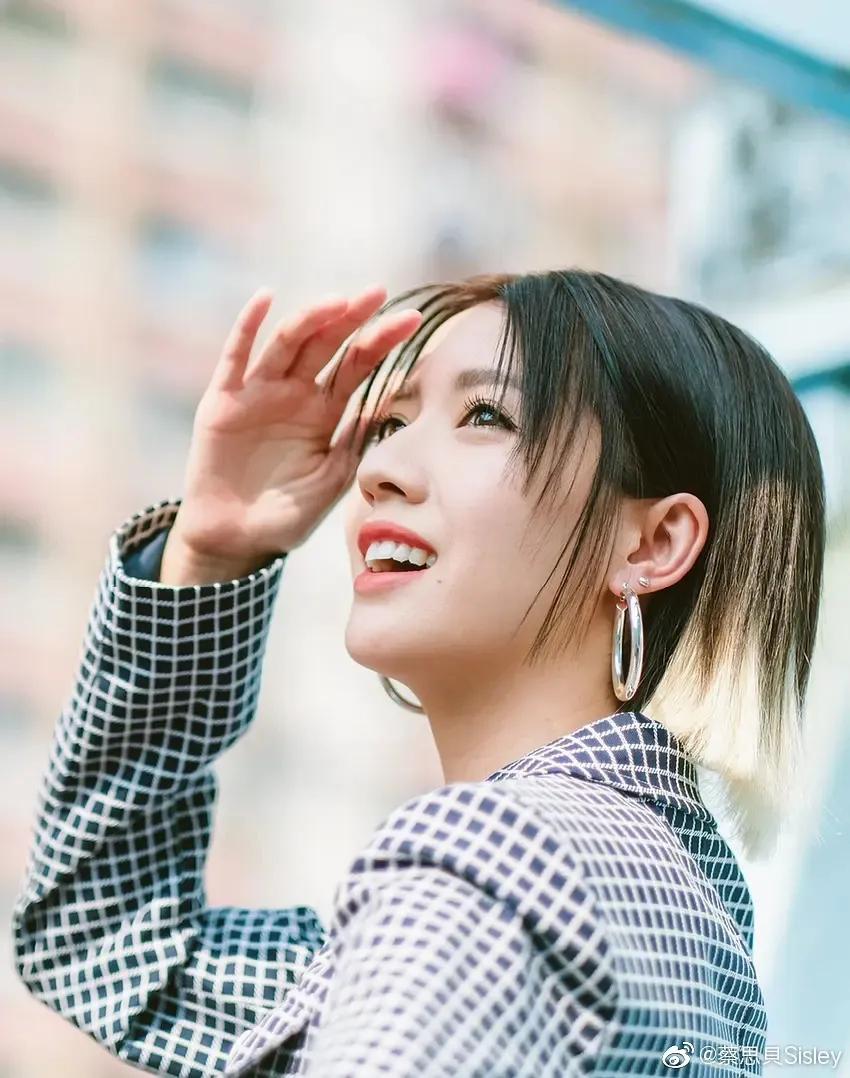 蔡思贝｜招黑体质的“绯闻女王”