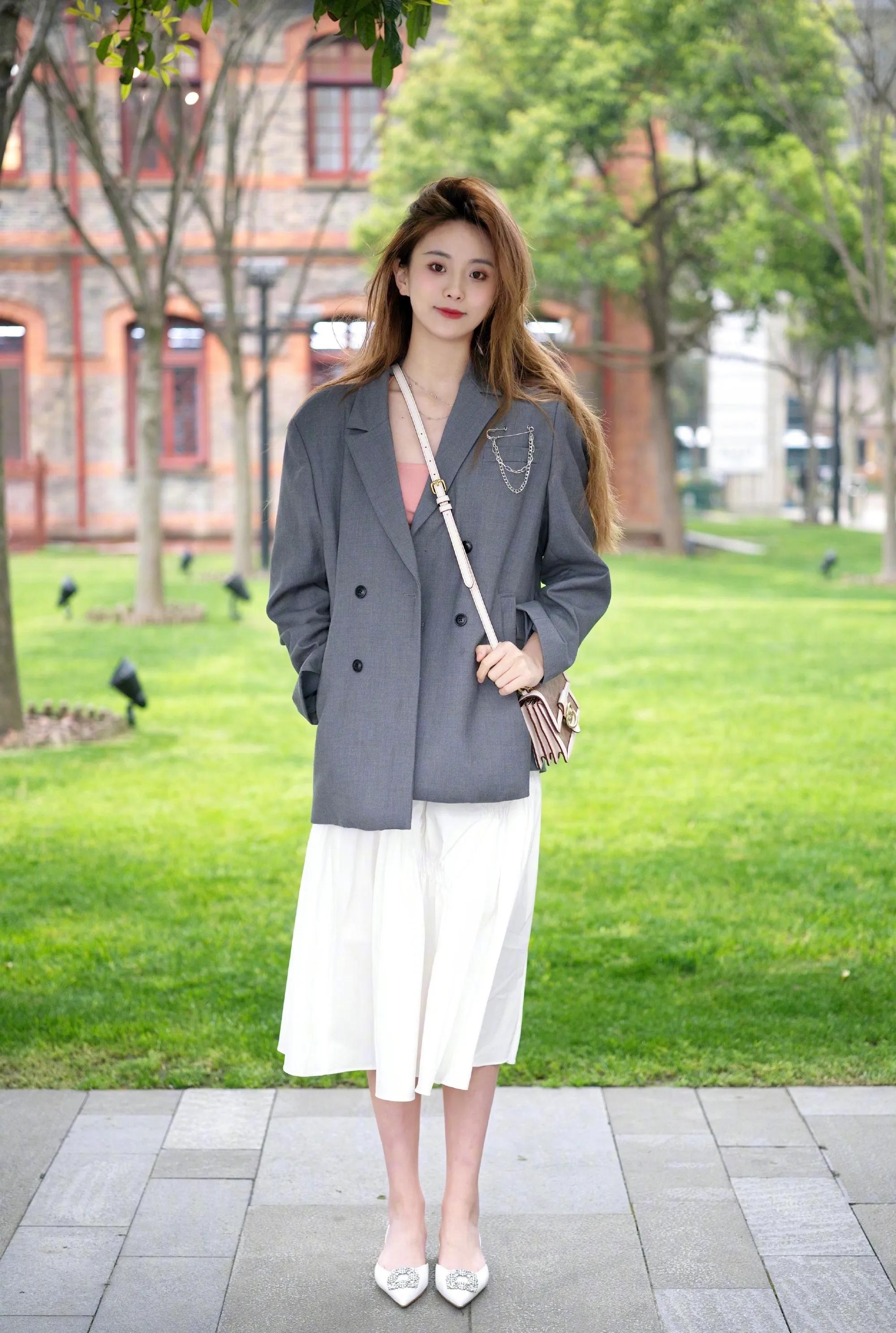 看街拍 识包包:10组coach蔻驰包穿搭示范 平价又时髦