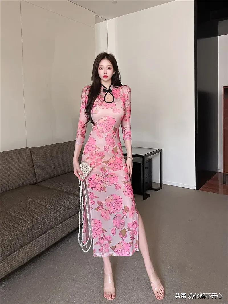 穿搭壁纸:梅花长旗袍