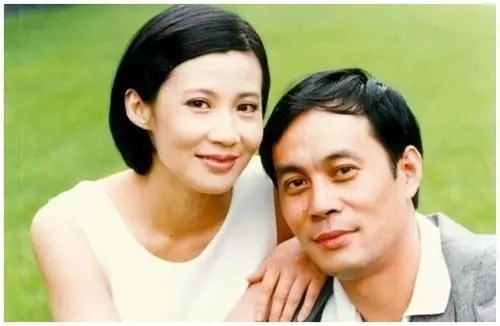 6位娱圈明星夫妻，从校服到婚纱，个个娶初恋，在一起最长40年