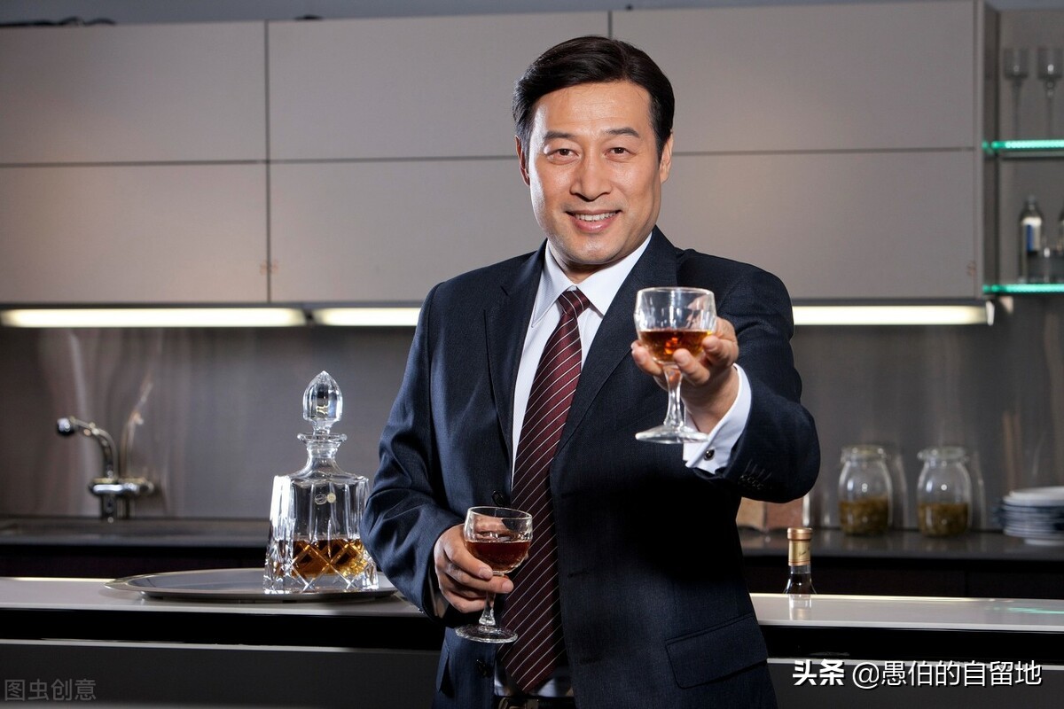 故事:这位事业有成的中年男人,他捅了小三,又捅了自己