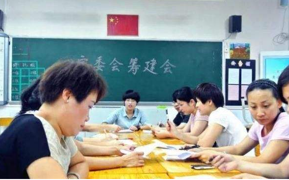 家长群自我介绍火了，名称头衔很“上档次”，翻译过来却笑翻了