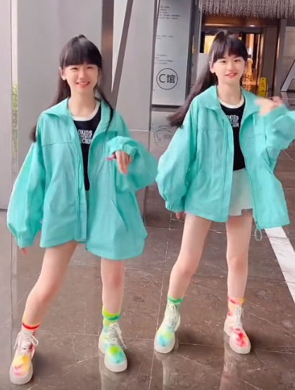 全网最默契姐妹花：“复制粘贴”双胞胎，自学跳舞圈粉1600万