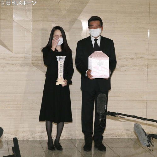 日本顶级偶像之女自杀身亡，母亲红遍亚洲，她却一生受尽霸凌