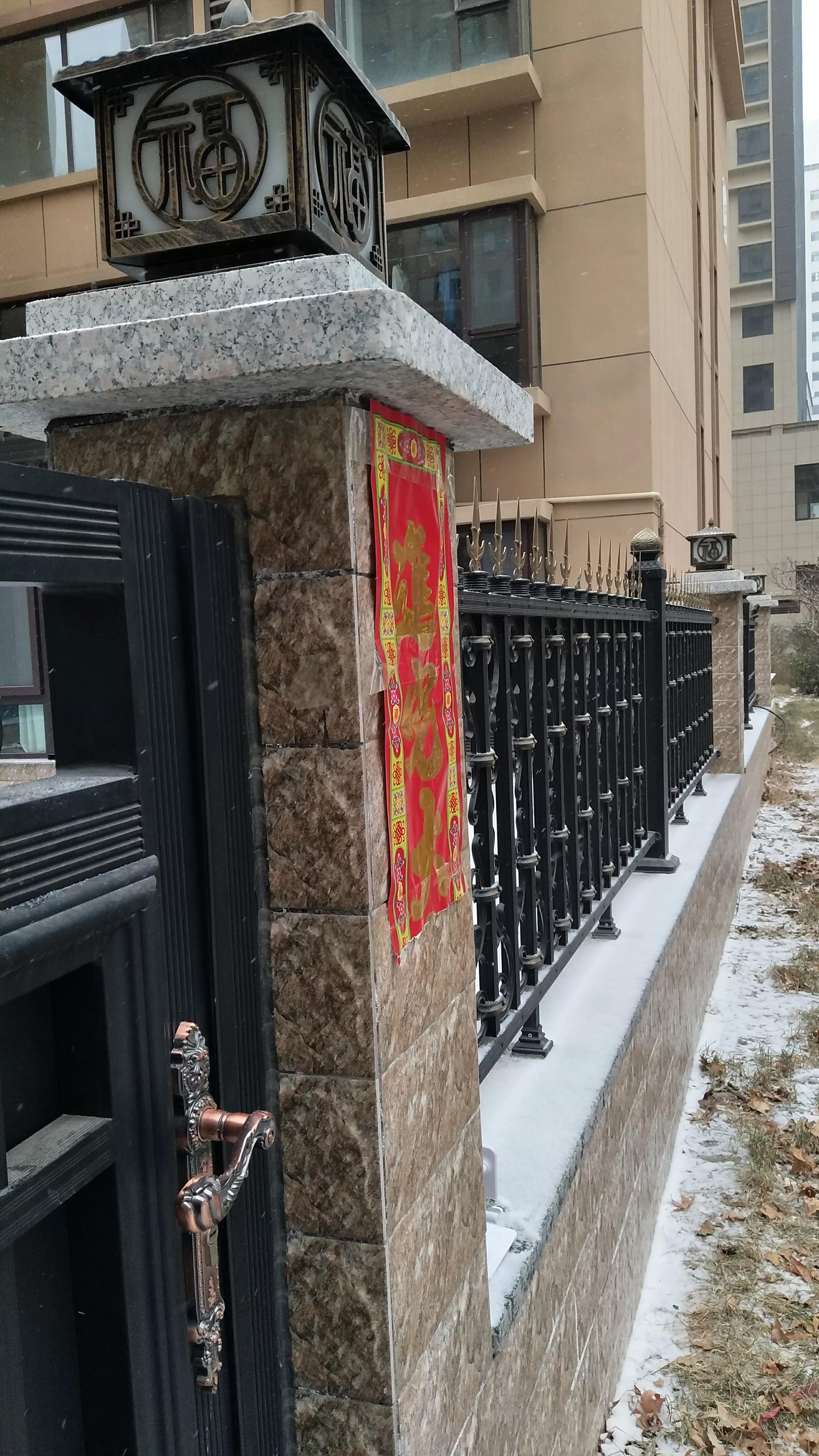 静悄悄的午后，阳光轻抚窗台，时光在尘埃里缓缓沉淀，无人惊扰。