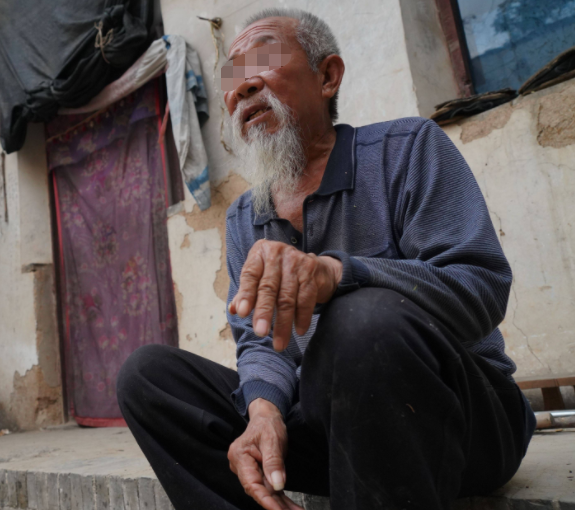 2005年,吉林山村尴尬事,村民深夜睡觉总尿床,老人:真丢人怎么见人