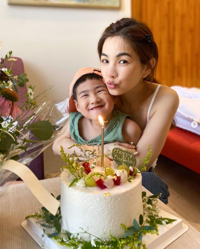 Ella晒全家福庆祝41岁生日，被老公儿子左右夹吻，一家三口超幸福