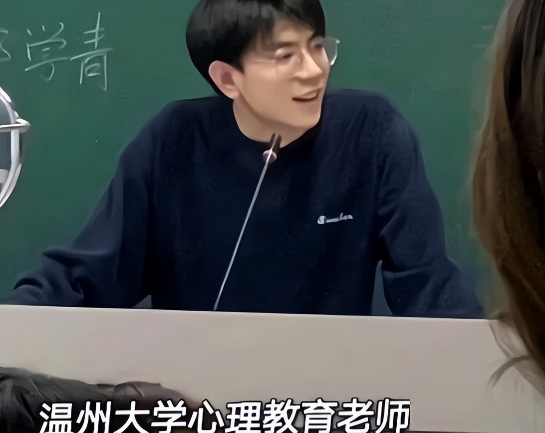 上海一大学女教师走红，眉眼精致身材好，却有种“仿生AI”的感觉