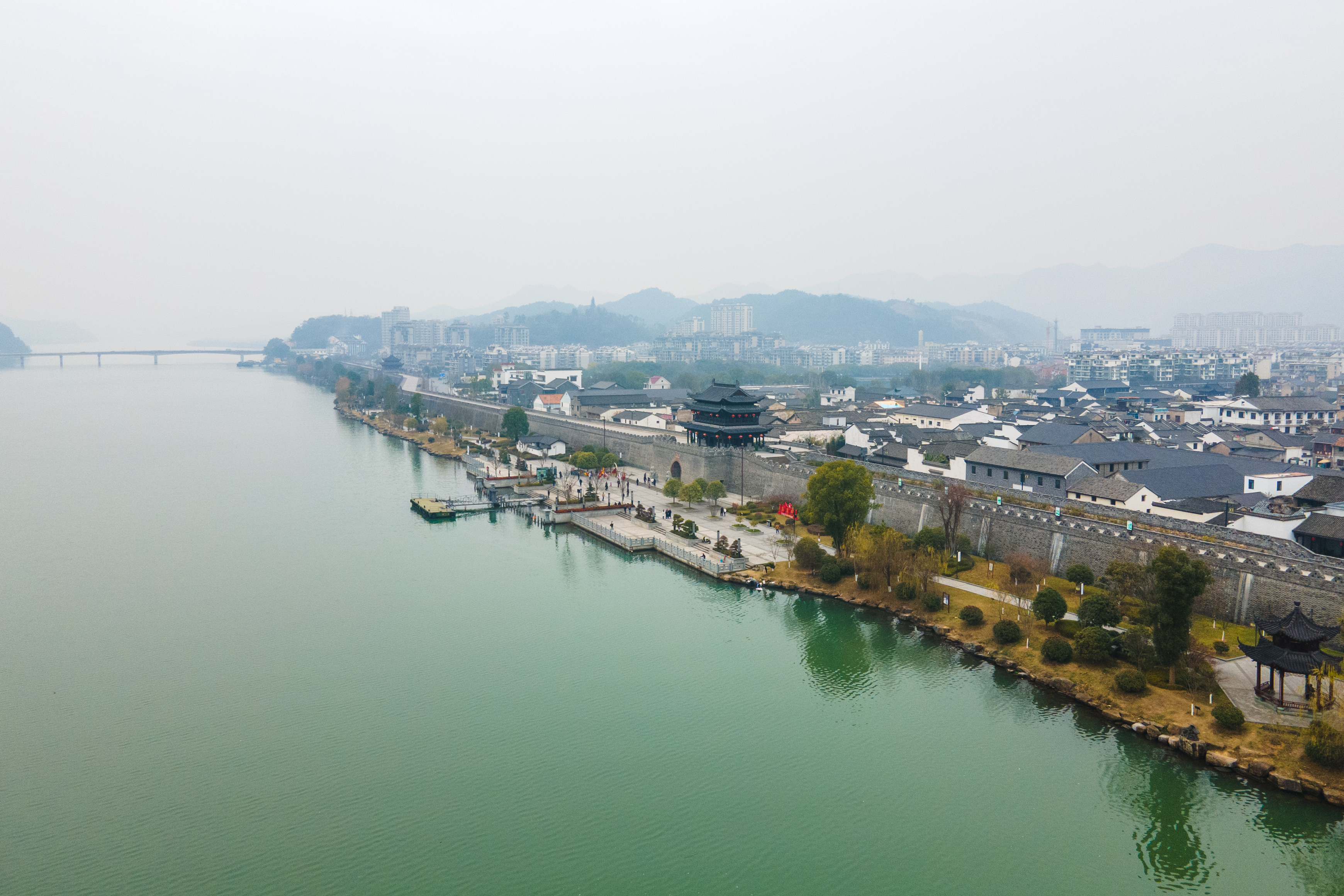 建德有座1800年历史的古城,历史上可媲美杭州,古韵十足美食众多